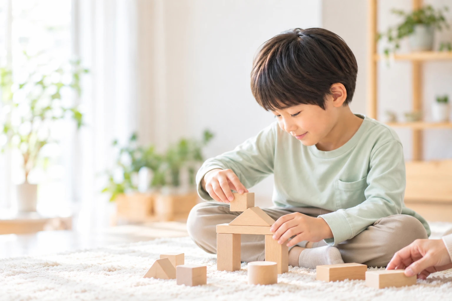 床のラグで木の積み木を組み立てて遊ぶ子どものイメージ画像（AI生成）