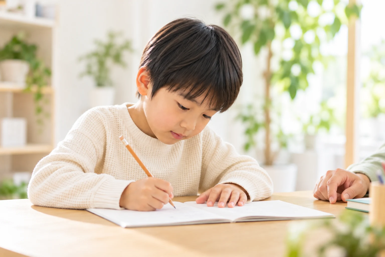 鉛筆を持ってノートに取り組む子どものイメージ画像（AI生成）