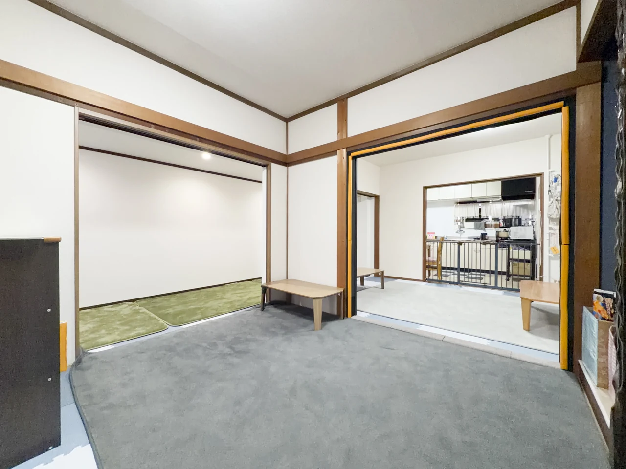 あんじゅの室内。マットを敷いた床と、隣の部屋につながる空間